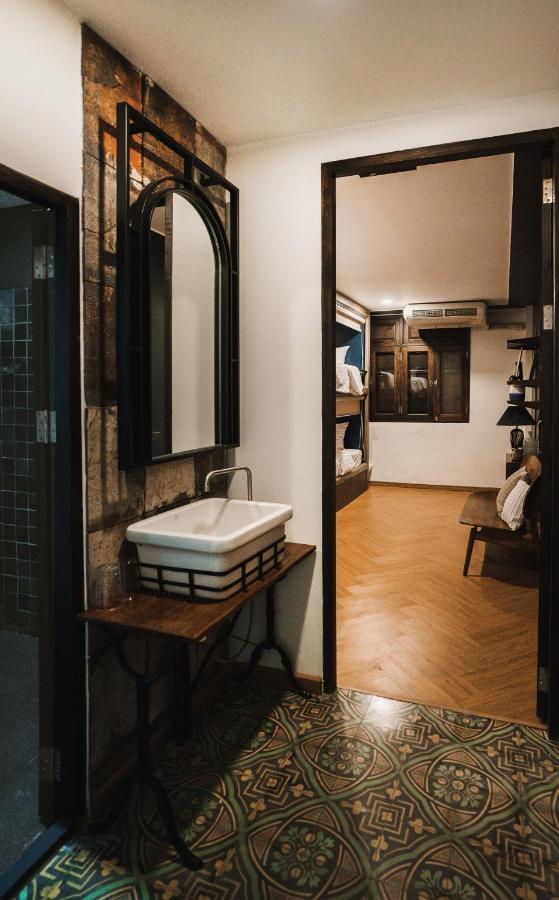 Mojo Old Town Phranakorn Hotel Bangkok Bagian luar foto